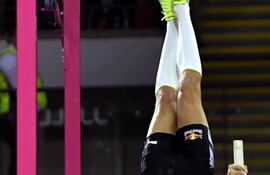 A sus 20 años, “Mondo” Duplantis bajó el récord mundial por segunda vez en menos de una semana.