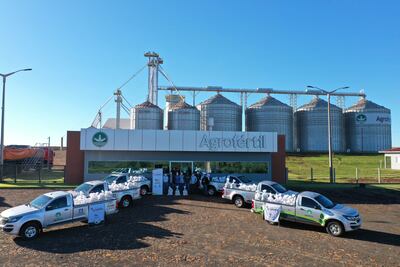 Distribución de los kits de alimentos de la campaña "Juntos sumamos" desde el Silo Naranjito de Agrofértil.