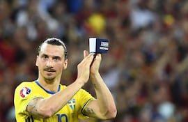 En esta foto de archivo tomada el 23 de junio de 2016, el delantero sueco Zlatan Ibrahimovic aplaude para reconocer a los espectadores al final del partido de fútbol del grupo E de la Eurocopa 2016 entre Suecia y Bélgica en el estadio Allianz Riviera en Niza. - El veterano delantero del AC Milan Zlatan Ibrahimovic fue incluido el 15 de marzo de 2023 en el equipo de Suecia para las eliminatorias de la Eurocopa 2024 de este mes, cuando podría romper el récord de edad del portero italiano Dino Zoff.