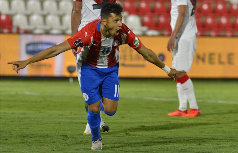 Ángel Romero festeja el tanto del empate de la Selección Paraguaya.