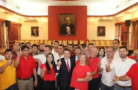 Denuncian que intendente de San Bernardino llevó a funcionarios para hacer campaña política en horario de trabajo