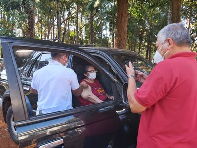 Piden a los adultos mayores acudir a los puestos de vacunación con tapabocas y respetando el distanciamiento.