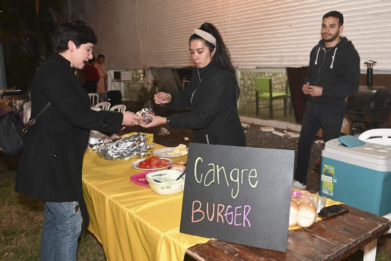 Deliciosas hamburguesas se encontraron en la feria.