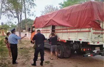 El camión repleto de mercaderías presumiblemente de contrabando incautado en Pirayú