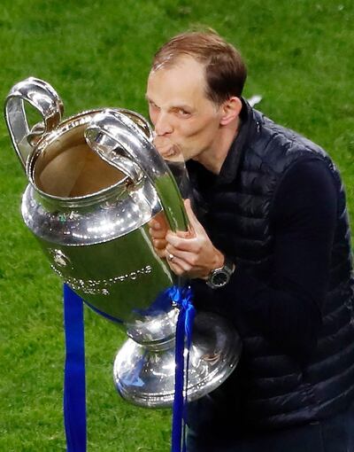 Thomas Tuchel besa el trofeo.