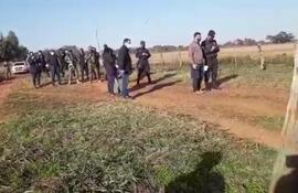Agentes de la Policía acompañaron al fiscal Gustavo Chamorro para intervenir la ocupación, en la comunidad de Araujo Cué, del distrito de Curuguaty, Canindeyú