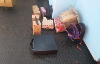 Mercaderías presuntamente robadas, halladas en poder de dos jóvenes esta madrugada en Villa Elisa