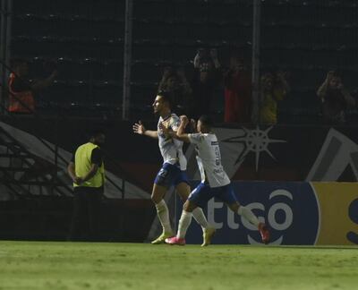 Festejo de los luqueños tras el gol de Enrique Borja