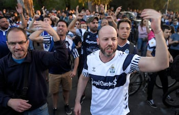 El jefe del operativo policial y un efectivo fueron detenidos este sábado por su actuación en la represión durante el partido de Gimnasia y Esgrima de la Plata y Boca Juniors, que se suspendió por los graves incidentes que culminaron en un muerto y varios heridos, según informaron fuentes policiales.