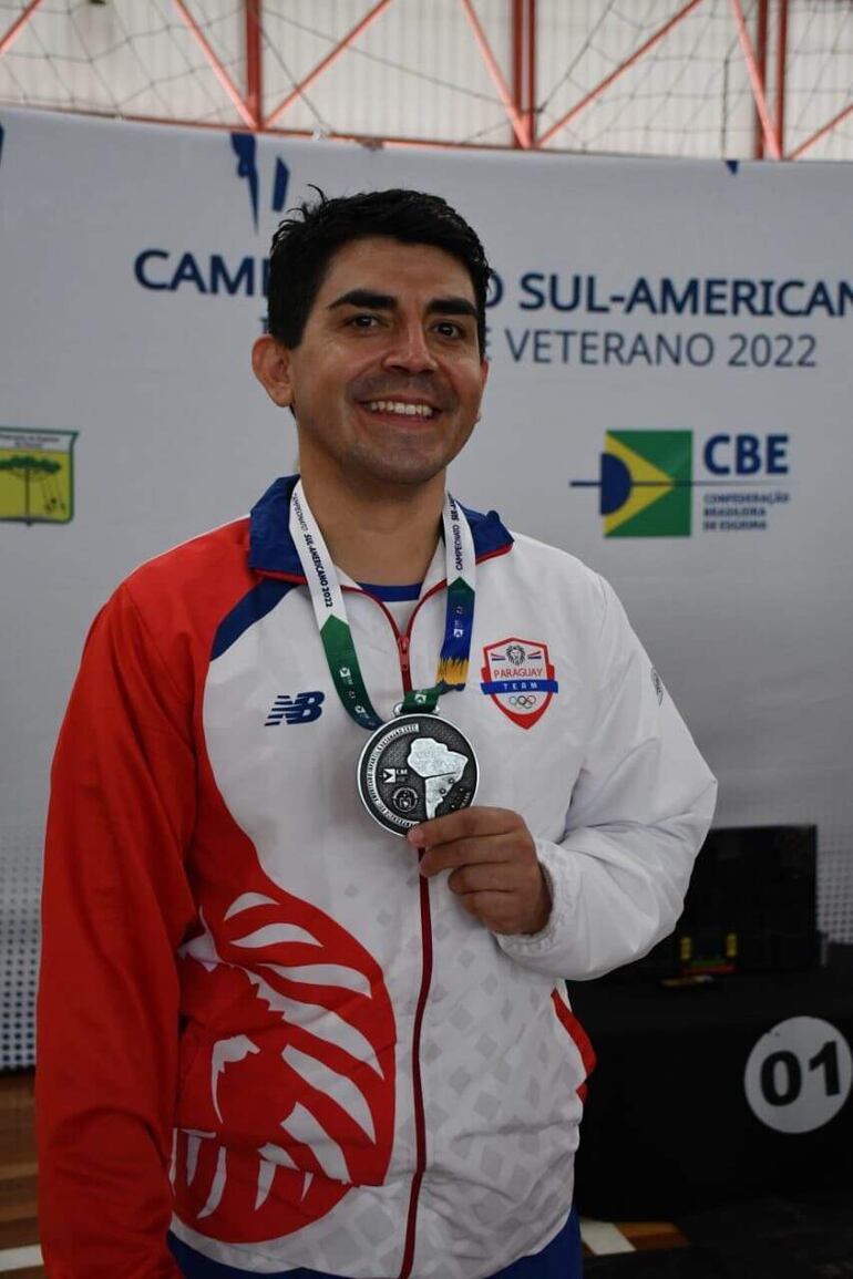 Pablo Aguilar exhibe la medalla de plata que obtuvo en la competencia de sable.