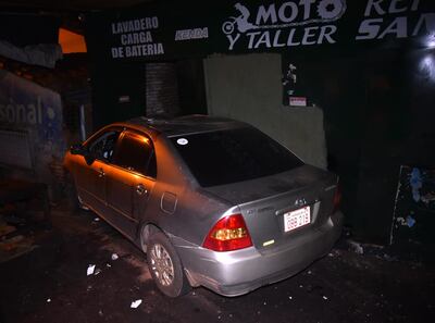 Así quedó el automóvil al chocar contra el taller mecánico
