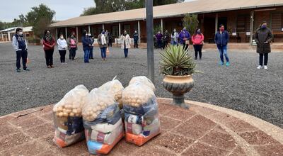 Padres de familia recibieron ayer los kits de alimentos en reemplazo del almuerzo escolar.
