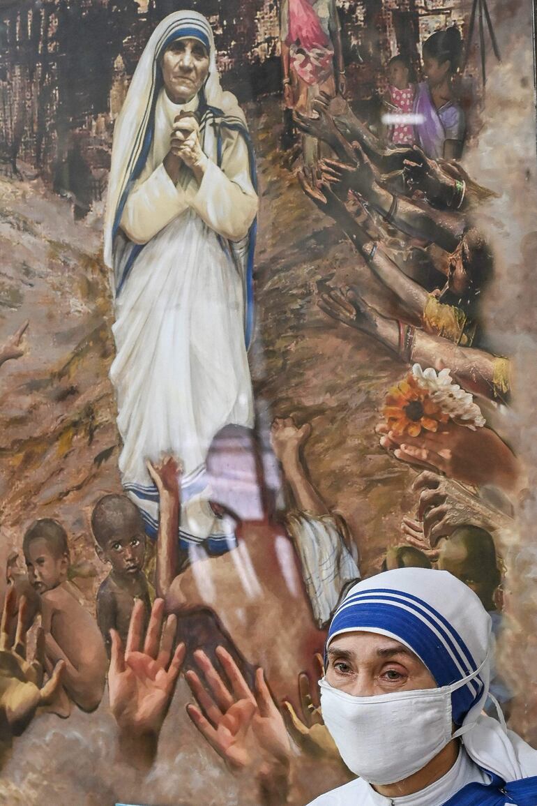 Nuns from Missionaries of Charity attend a special prayer to mark the 111th birth anniversary of Mother Teresa, near her tomb at the Mother House in Kolkata on August 26, 2021. (Photo by Dibyangshu SARKAR / AFP)
