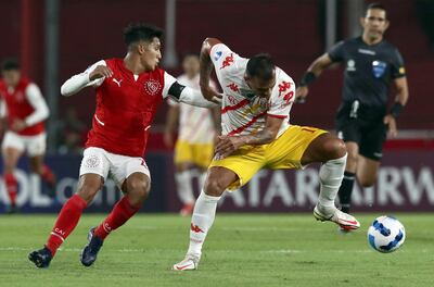 El zaguero Sergio Vergara intenta proteger el balón ante la marca del Lucas Romero.