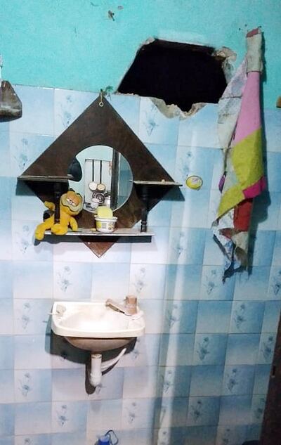 El o los criminales ingresaron a la casa por el boquete que abrieron en la pared del baño.