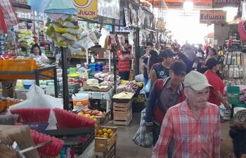 Mucha gente, pocas compras debido al alto costo de los productos.