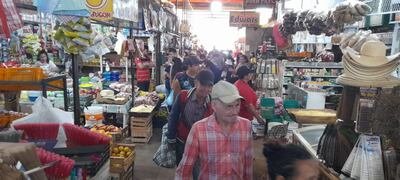 Mucha gente, pocas compras debido al alto costo de los productos.