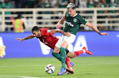 Joaquín Piquerez, del Palmeiras, avisa a Romelu Lukaku sobre los defensores del equipo paulista.