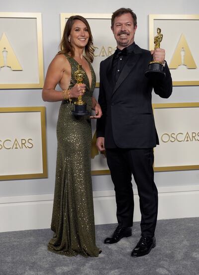 Pippa Ehrlich y James Reed celebran el premio al Mejor Documental por "Mi maestro el pulpo".