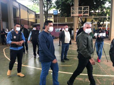 Nelson Cano Ozuna (primero a la derecha) sufrió un atentado la semana pasada, por lo que acudió a votar bajo fuerte custodia policial.