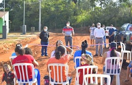 Momento en que el político Alfredo Toledo (centro) pedía votos a favor suyo y de la hermana del gobernador, Helen Vera, también candidata a la Intendencia.