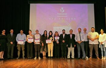 Ganadores del Premio Lumière 2021 junto a representantes de las instituciones organizadoras.
