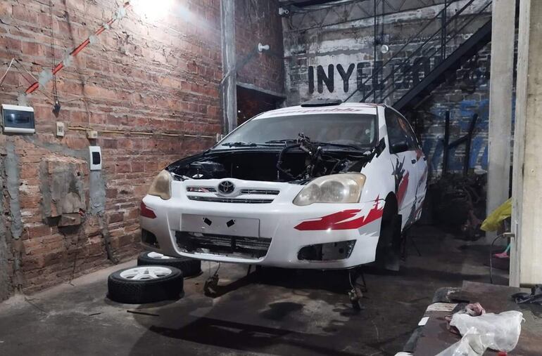 El Toyota Corolla Runx de “Chila” Cañiza en la fase final de preparación.