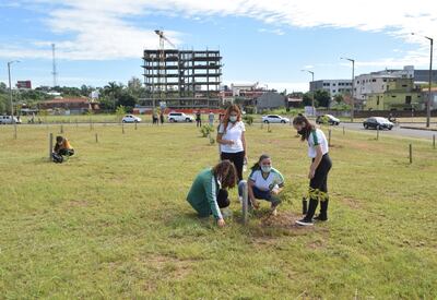 La siembra  estuvo a cargo de estudiantes, voluntarios y docentes de la UNAE.