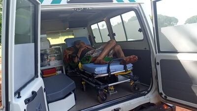 El abuelo es trasladado al Centro de Salud para recibir la curación de sus heridas