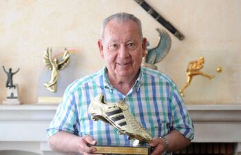 El ex jugador francés, Just Fontaine, con la Bota de Oro por el récord histórico de 13 goles en el Mundial Suecia 1958.