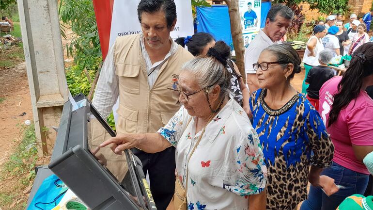 La gente mayor aprovechó para practicar el uso de las máquinas de votación. 