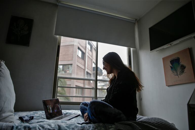 La enfermera María Teresa Soto habla con su novio Mario Canni, quien está en Río de Janeiro desde enero.