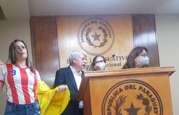 La diputada Kattya González pide a las autoridades "entreguistas" que se quiten la remera del Brasil y se jueguen por la albirroja. En conferencia de prensa junto al parlasuriano Ricardo Canese, la exviceministra de Minas y Energía Mercedes Canese y la diputada Norma Camacho.