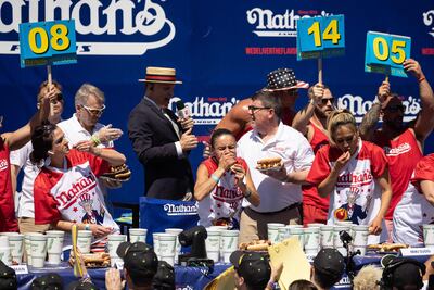 Comerse 63 hotdogs en diez minutos y mantener la sonrisa y la compostura. Eso es lo que logró este lunes Joey Chestnut, campeón del mundo de la especialidad, en el concurso que desde hace más de un siglo se celebra cada 4 de julio, en Coney Island (Brooklyn), un clásico de la fiesta nacional de Estados Unidos.