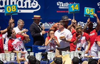 Comerse 63 hotdogs en diez minutos y mantener la sonrisa y la compostura. Eso es lo que logró este lunes Joey Chestnut, campeón del mundo de la especialidad, en el concurso que desde hace más de un siglo se celebra cada 4 de julio, en Coney Island (Brooklyn), un clásico de la fiesta nacional de Estados Unidos.