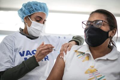 Una persona recibe una dosis de la vacuna contra la covid-19 durante una jornada de inmunización.