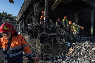 Rescatistas trabajan en los escombros de un edificio alcanzado por un ataque aéreo ruso en Vinnytsia, Ucrania.