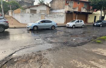 Cruce de Médicos del Chaco y Ecuador, en Asunción. La capa asfáltica está en pésimo estado.