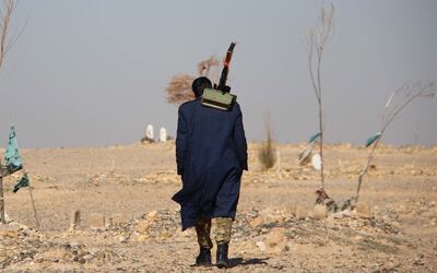 Un agente de seguridad afgano patrulla con una ametralladora en la provincia de Helmand.