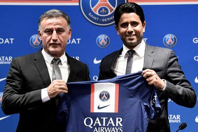 El entrenador Christophe Galtier (i)  y el presidente del París SG, Nasser Al-Khelaifi, durante la presentación realizada ayer.