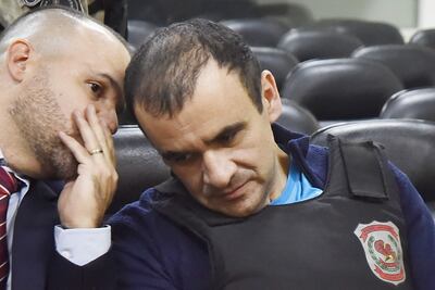 Miguel Angel Insfran, alias Tío rico, dialoga con su abogado Miguel Medina, el día de su audiencia de levantamiento de rebeldía e imposición de medidas.