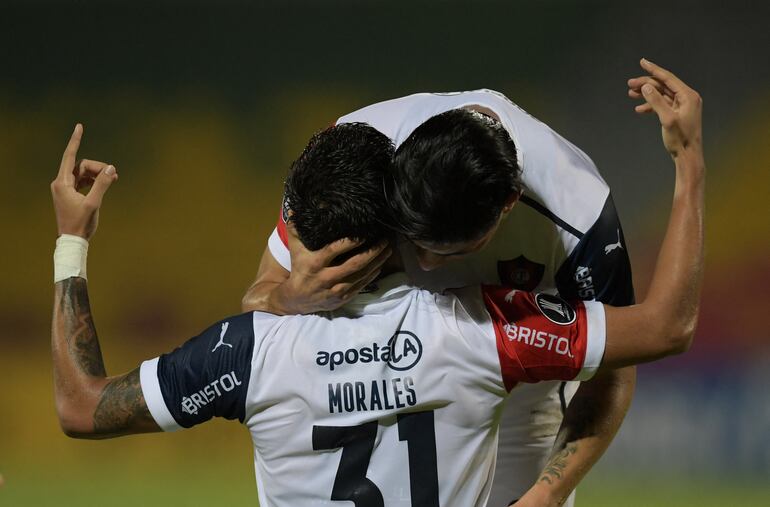 Festejo entre Robert Morales y Claudio Aquino tras el primer gol del Ciclón