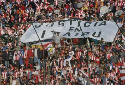“Justicia en Itaipú” decía el cartelón que había desplegado la hinchada de la Albirroja  en un cotejo con Brasil.