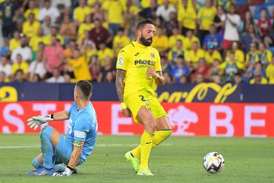 José Luis Morales (d) supera la salida del arquero  Edgar Badia y marca un gol para el Villarreal.