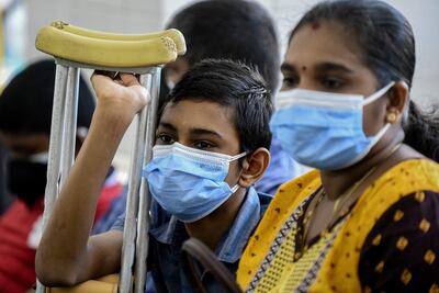 Dos personas esperan recibir una dosis de la vacuna de Pfizer contra la covid-19 en Colombo.