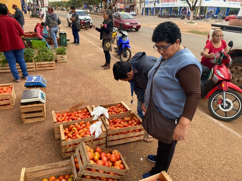 Unos 1.000 kilos de tomate fueron vendidos hoy en la tradicional feria en Concepciòn.