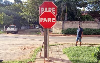 Uno de los puntos en Zona Sur donde la contratista  colocó un cartel donde ya existía otro igual.