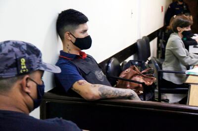 El acusado Bruno Javier Marabel Ramírez (21) escucha atentamente los alegatos finales de la Fiscalía, acompañado de su defensora, María de la Paz Martínez.