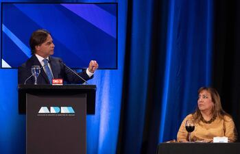 El presidente de Uruguay, Luis Lacalle pou y la Ministra de vivienda Irene Moreira. El derechista Cabildo Abierto -uno de los cinco socios de la coalición que gobierna Uruguay- definirá este lunes si propone un nuevo titular para el Ministerio de Vivienda y Ordenamiento Territorial o si opta por no ocupar ese cargo en el Ejecutivo.