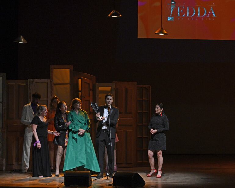 El equipo de la obra "Cambala" tras recibir el Edda.